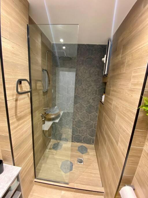 Crystal Studio-downtown Escape-navarinou Square Apartment Thessaloniki