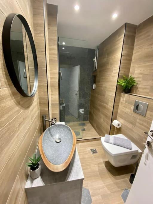 Crystal Studio-downtown Escape-navarinou Square Apartment