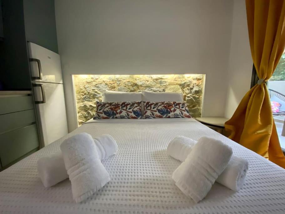 Apartment Crystal Studio-downtown Escape-navarinou Square