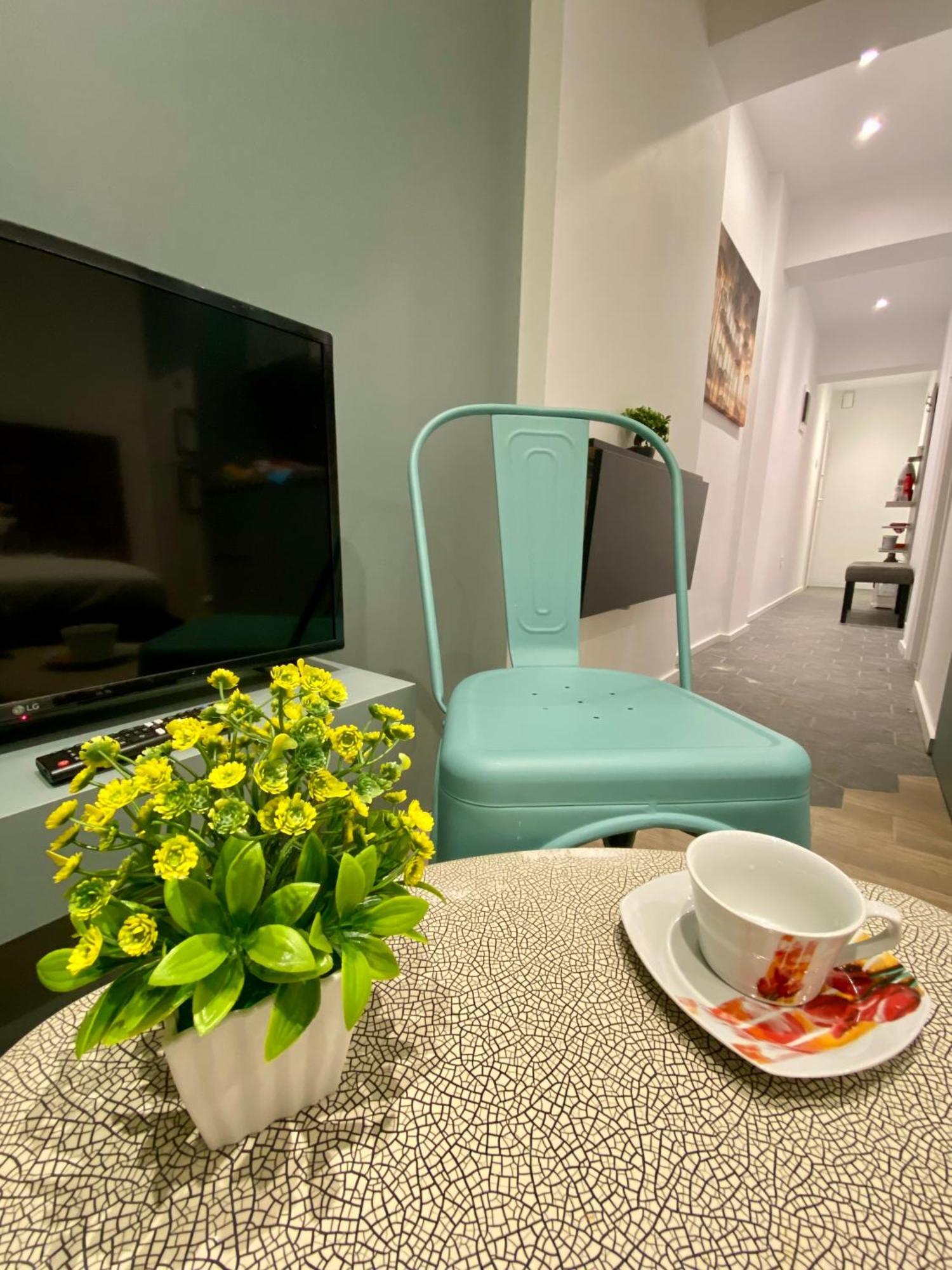 Apartment Crystal Studio-downtown Escape-navarinou Square *