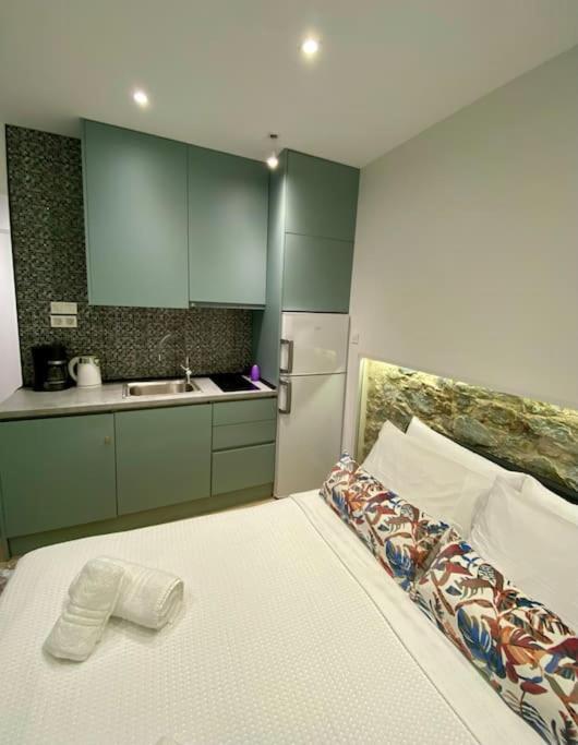 Apartment Crystal Studio-downtown Escape-navarinou Square *