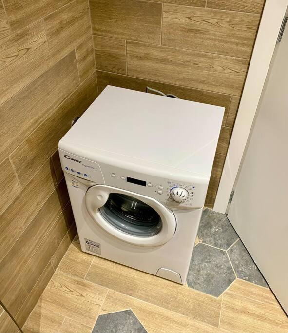 Crystal Studio-downtown Escape-navarinou Square Apartment *