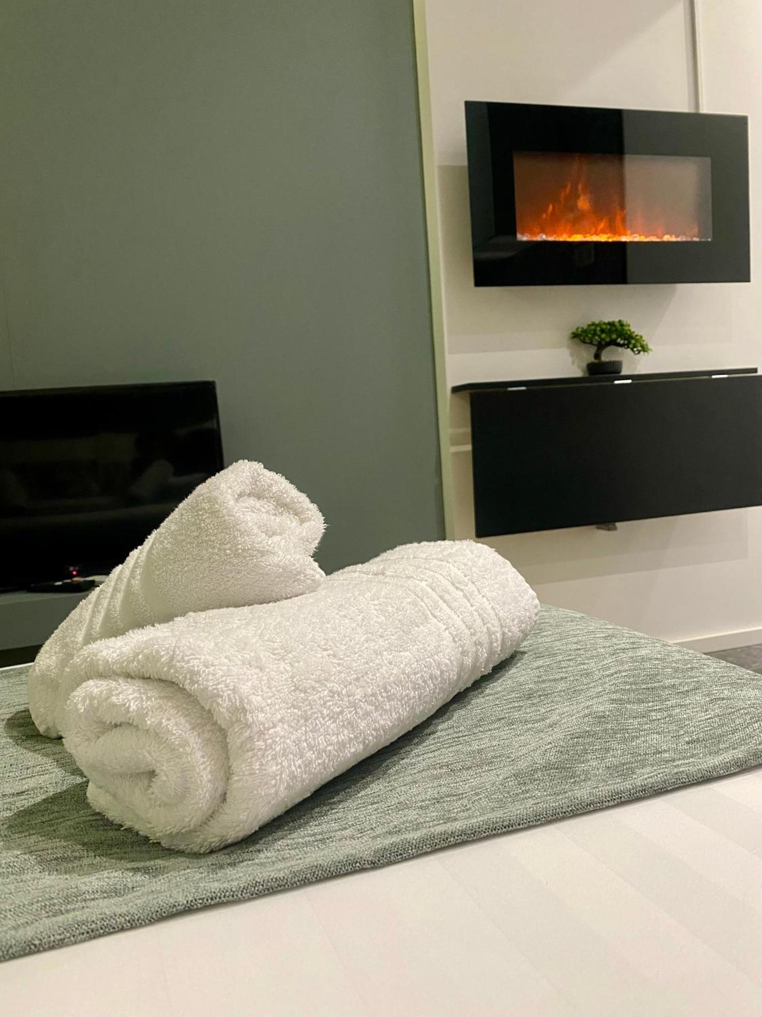 Apartment Crystal Studio-downtown Escape-navarinou Square